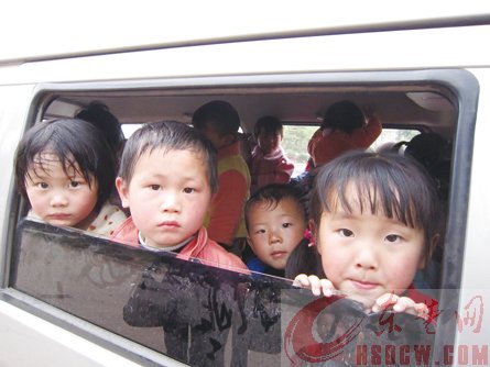 陽(yáng)新縣：公安局長(zhǎng)攔停超載校車