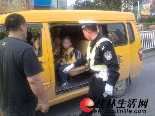 《校車安全管理?xiàng)l例》出臺(tái)  桂林司機(jī)和學(xué)校反應(yīng)慢半拍
