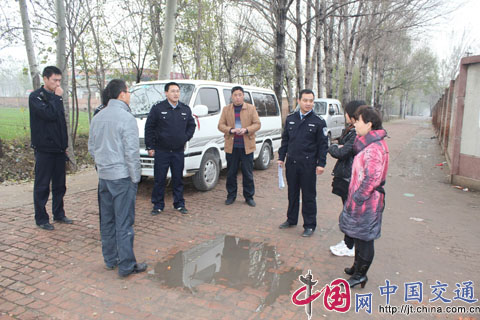 夏津交警嚴(yán)把校車交通安全關(guān)