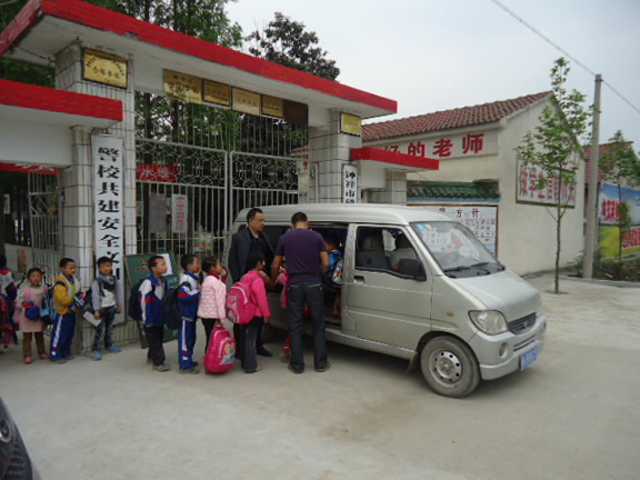 荊門鐘祥市磷礦鎮聯合小學：管控社會“校車”服務學生