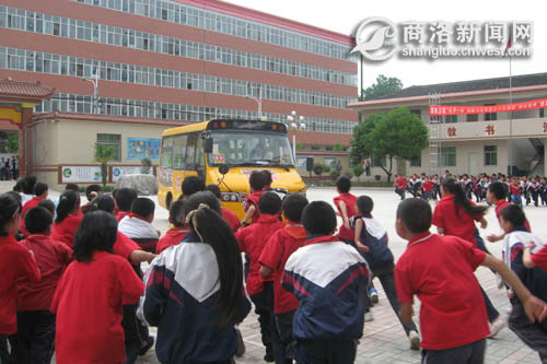 “快樂校車”開進商南光輝愛心小學
