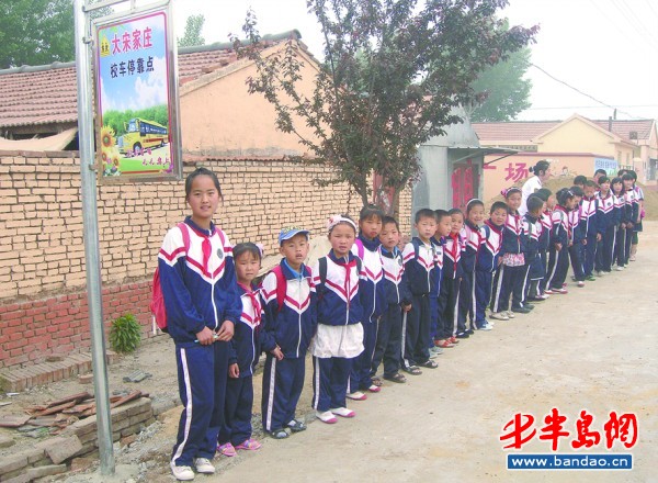 膠州：大鼻子校車開進農(nóng)村小學(xué)(組圖)