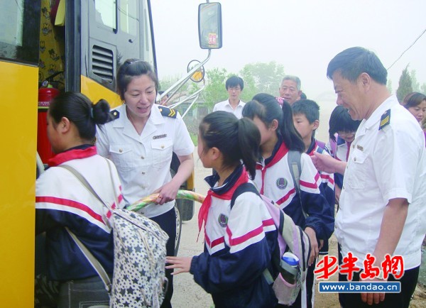 膠州：大鼻子校車開進農(nóng)村小學(xué)(組圖)