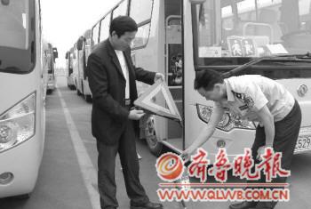 臨淄交警對校車夏檢，保障校車安全運營