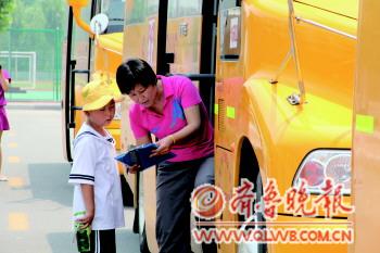 濱州六中的孩子坐上大鼻子校車