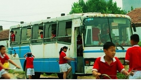 山東：東營(yíng)富裕村驚現(xiàn)最寒酸校車