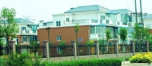 山東：東營(yíng)富裕村驚現(xiàn)最寒酸校車