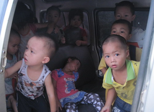 廣西北海：一校車核載7人實載19人（圖）