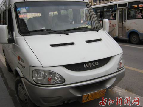內(nèi)江：校車超載17人 司機(jī)被罰園長(zhǎng)挨“批”