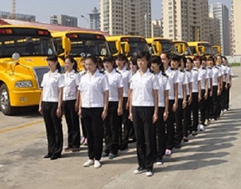 女特警校車公司授課 護導員頂烈日學防恐(圖)