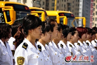 女特警校車公司授課 護導員頂烈日學防恐(圖)