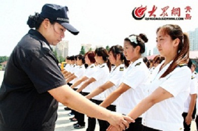 女特警校車公司授課 護導員頂烈日學防恐(圖)