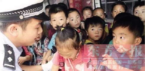 商丘：校車核載11人實載34人 孩子見交警哇哇大哭(圖)