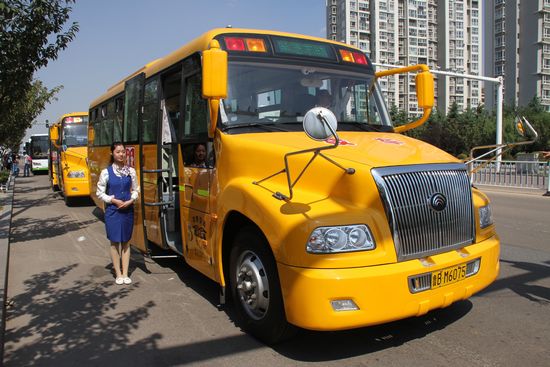 青島民辦學(xué)校校車(chē)擬收20元/天 教育局稱(chēng)不干預(yù)