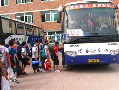 煙臺：崇文中學(xué)校車試運行  2000多農(nóng)村娃坐上免費校車