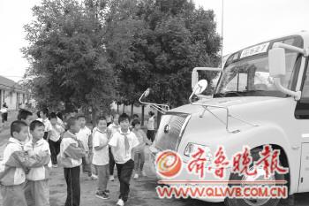 坐著校車去上學(圖)