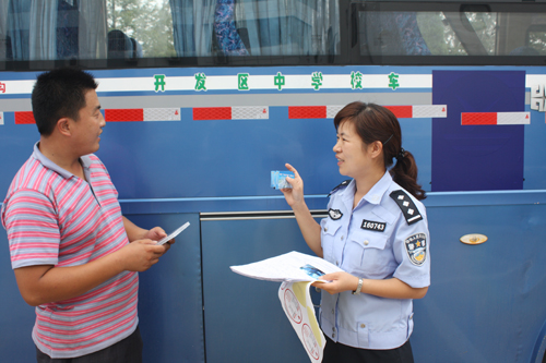 日照：交警開發(fā)區(qū)大隊集中檢驗校車 保運行安全