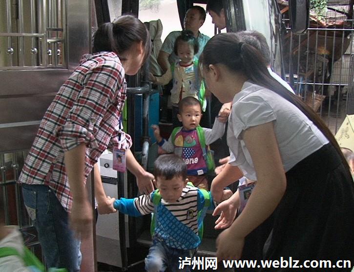 瀘州紅星街道：突擊檢查校車 確保學生人身安全
