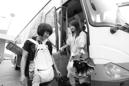 大學(xué)新生報到 車站迎新校車接不接？