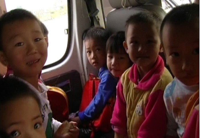 道縣湘源大道路口：校車超載兩倍
