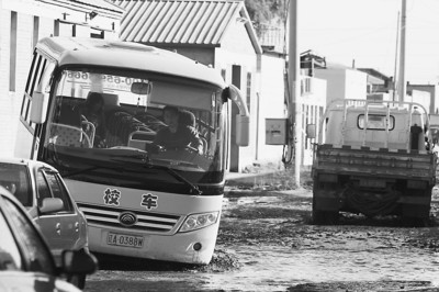 新民泥坑路校車5公里晃40分鐘