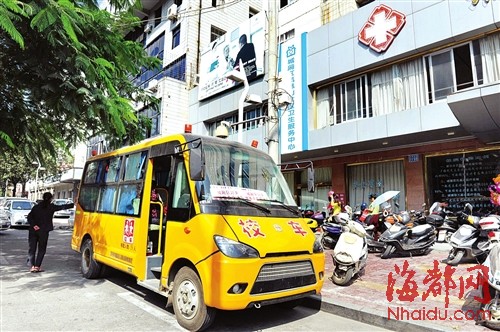 停在城廂區醫院門口的校車，前擋風玻璃內立有“城廂區婦女健康普查接送車”字樣的牌子 data-cke-saved-src=