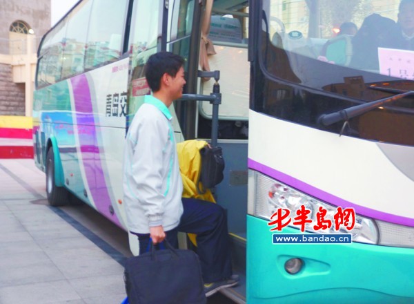 23日，青島2中學生高興地登上早已等在校園的大巴車。
