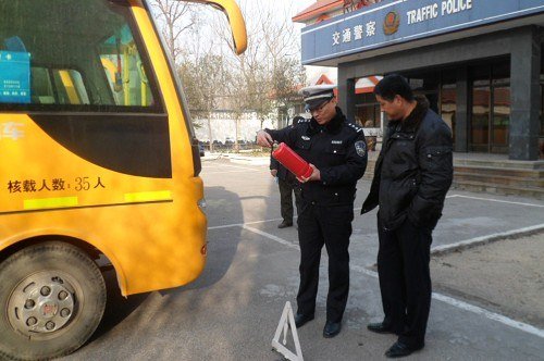 周村交警大隊校車臨檢保娃娃平安出行 汽車之家