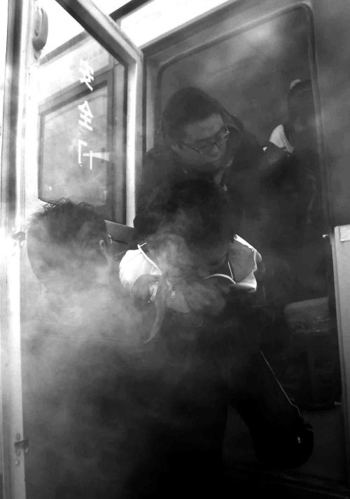 南湖晚報(bào):校車逃生演習(xí)三分鐘內(nèi)安全疏散