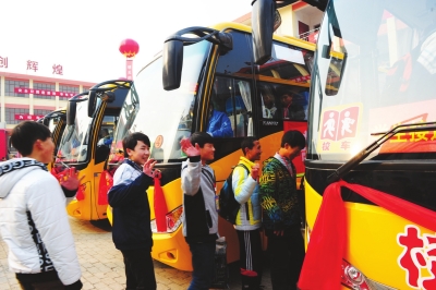 七里河區(qū)17輛新校車運行
