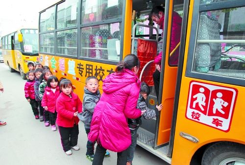 鄭州公布校車管理辦法 中小學生有望免費乘公交