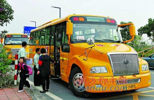 在順德，樂從率先使用長鼻子校車，勒流招標校車會否也用這種醒目的校車？ 南都資料圖