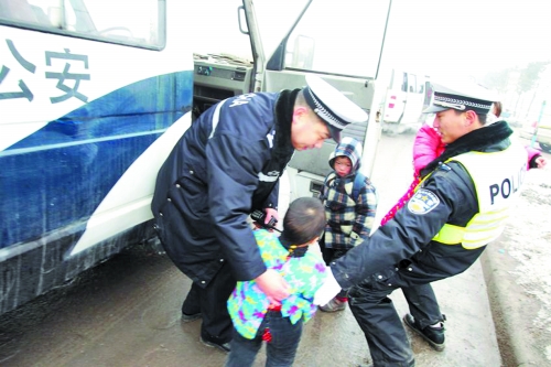 鄭州一面包車冒充校車超載塞進27個娃 被依法暫扣