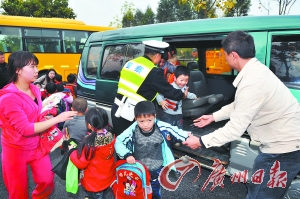 廣州交警查獲3輛黑校車 限載11人塞下18學(xué)生