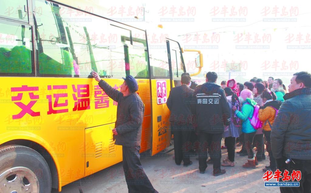 新校車接送學生上下學。