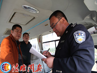 山東費(fèi)縣對校車開展拉網(wǎng)式安全隱患大排查