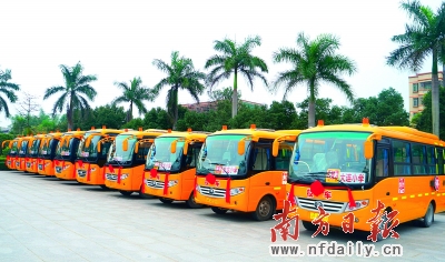 源潭近千名學(xué)生坐上新校車