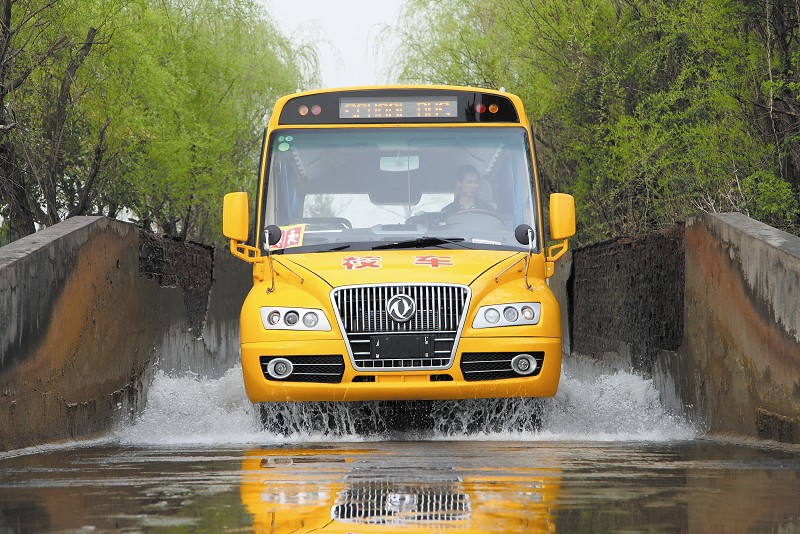 東風(fēng)校車(chē)通過(guò)車(chē)窗安全逃生試驗(yàn)
