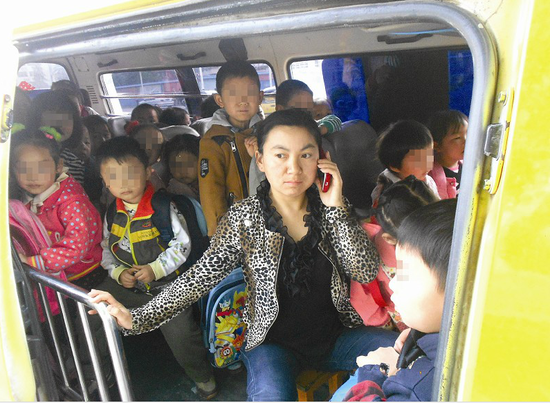 校車核載13人實際載28名幼兒 民警當即扣留該車
