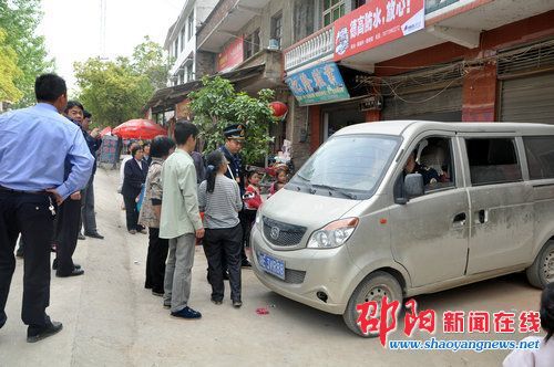 隆回縣查獲一嚴(yán)重超載“黑校車”