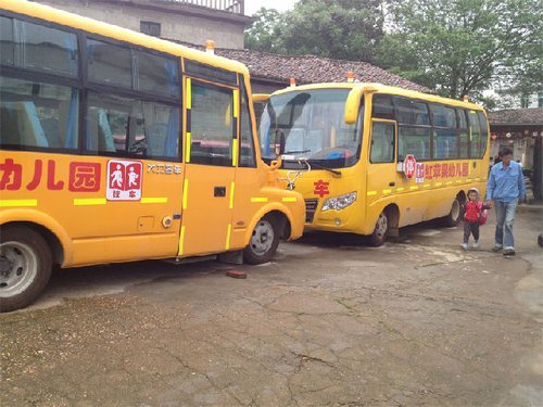 校車(chē)?yán)锩娴腉PS、攝像頭、倒車(chē)?yán)走_(dá)，幼兒專(zhuān)用椅等校車(chē)基本配置都全部到位。