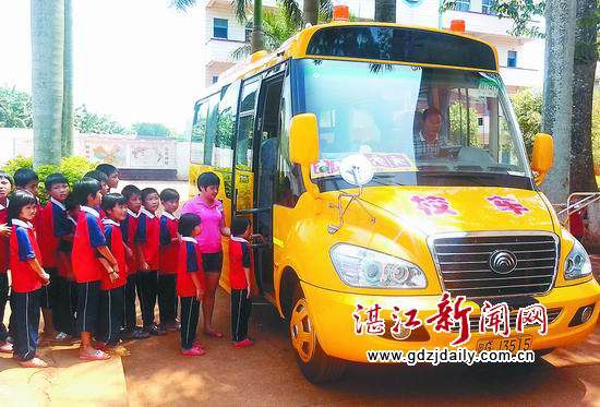 智能校車開(kāi)進(jìn)徐聞民辦小學(xué)