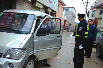 黑校車司機竟然雨中“甩”學(xué)生
