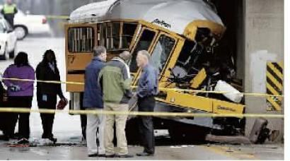 美國校車發(fā)生百年一遇事故55人受傷