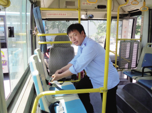 公交司機(jī)為校車裝安全帶 自費(fèi)獎(jiǎng)勵(lì)安全模范生