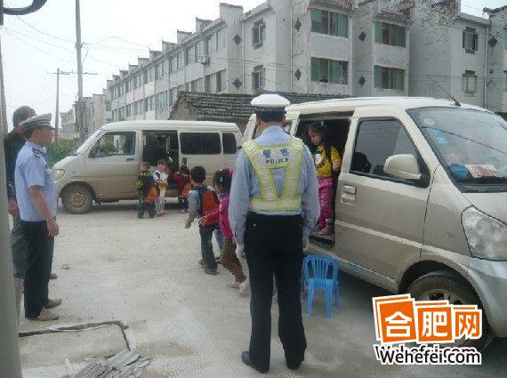 合肥網(wǎng)第e時間：小面包車里塞了17個孩子 “黑校車”超員100%
