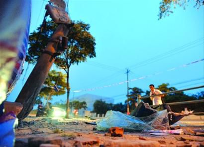 校車撞斷電線桿沖進圍墻 車上5名師生及司機受傷
