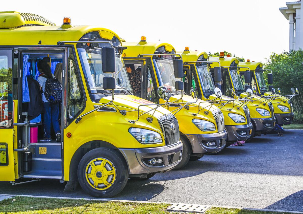 守護兒童安全，面對校車你會正確避讓嗎？不正確罰款200元扣6分！
