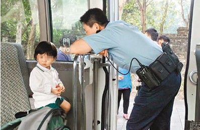 被困校巴2歲女學童獲警員給予糖果。來源：香港《文匯報》
