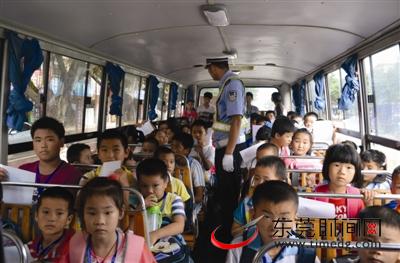 9月初，全市中小學(xué)開學(xué)，謝崗交警檢查校車安全 東莞時報資料圖 記者 王歡 攝